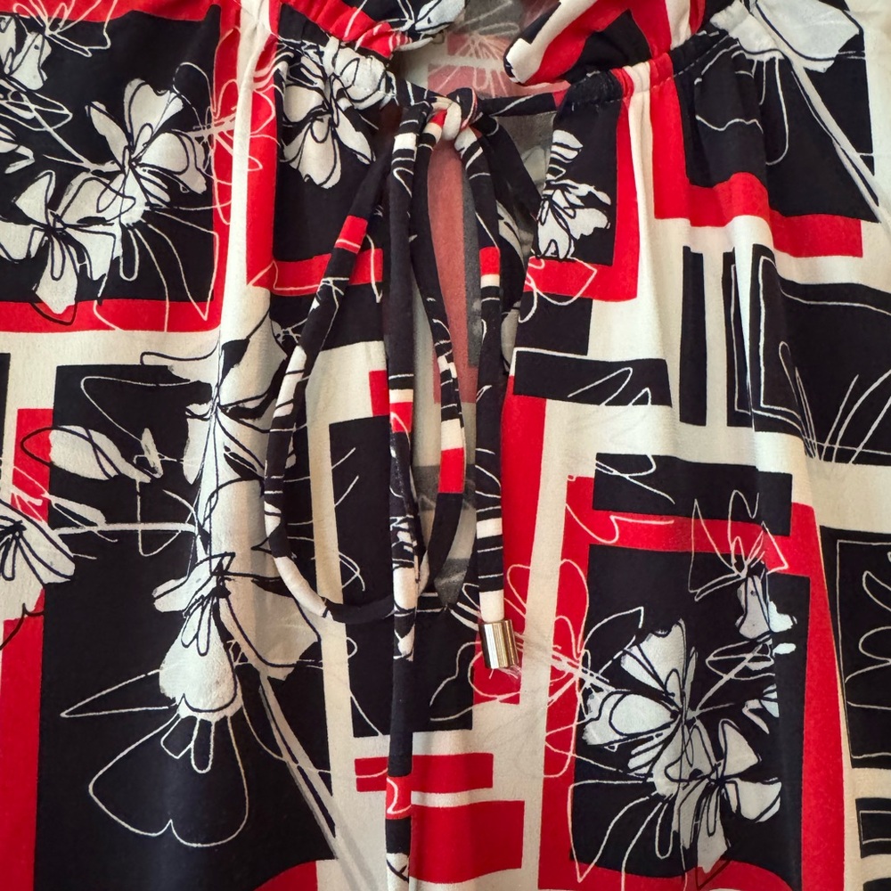 ♻️ LAST CHANCE! The Limited Red/White/Blue Floral-Geo Print Tie Neck Top - Picture 6 of 16